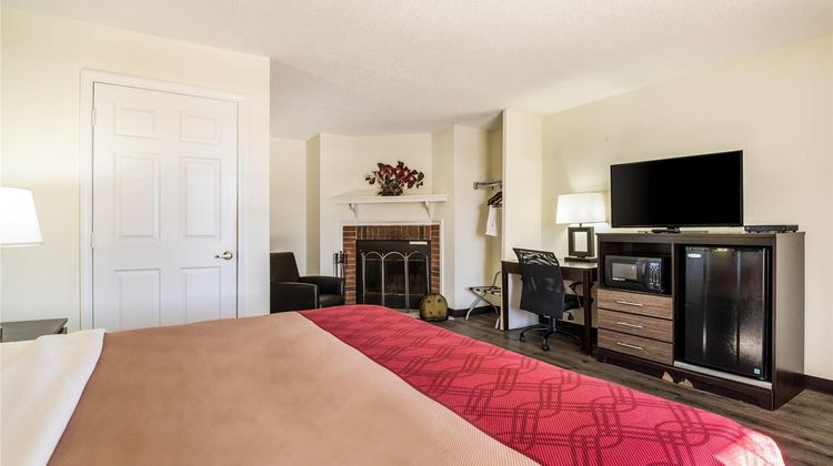 Econo Lodge Glade Spring Room