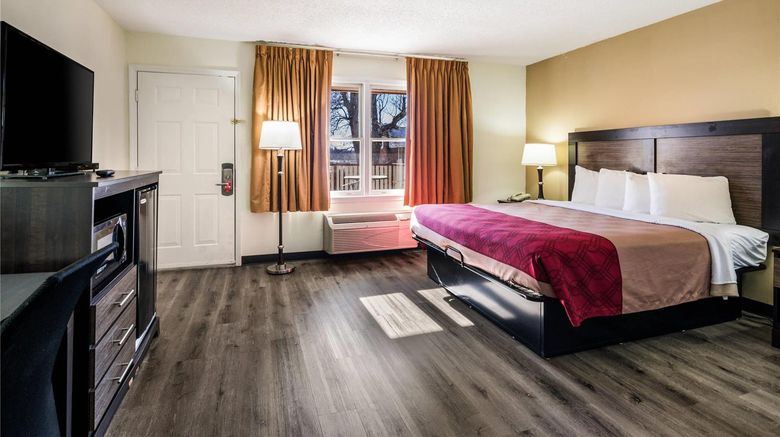 <b>Econo Lodge Glade Spring Room</b>. Images powered by <a href="https://iceportal.shijigroup.com/" title="IcePortal" target="_blank">IcePortal</a>.