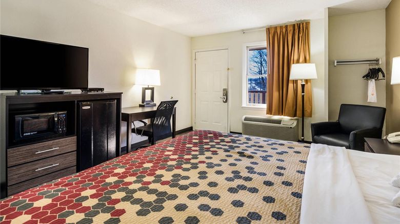 <b>Econo Lodge Glade Spring Room</b>. Images powered by <a href="https://iceportal.shijigroup.com/" title="IcePortal" target="_blank">IcePortal</a>.