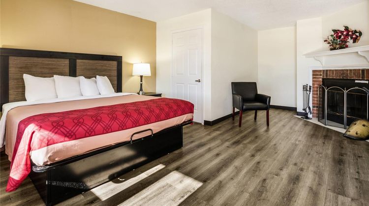 Econo Lodge Glade Spring Room