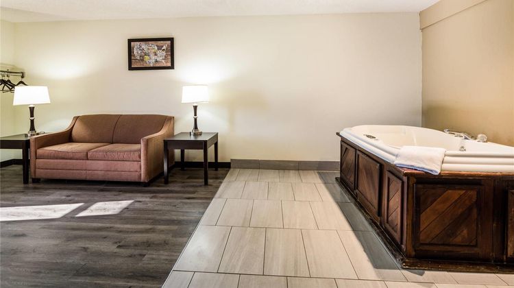 Econo Lodge Glade Spring Suite