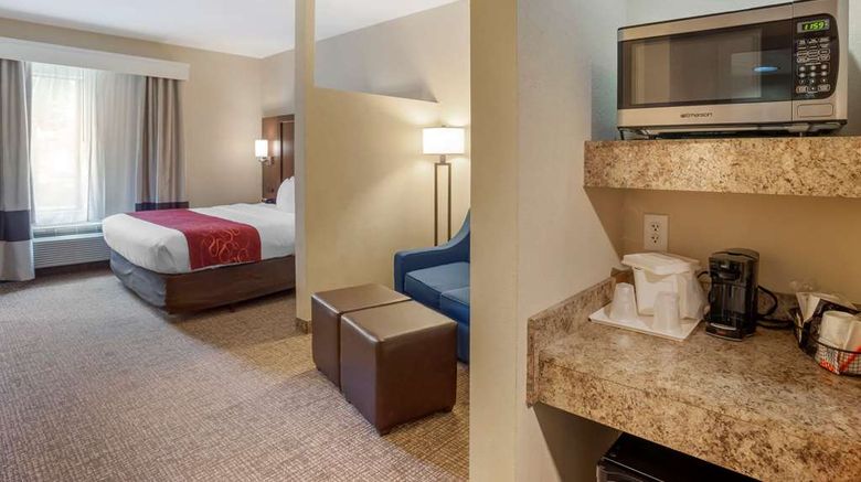 <b>Comfort Suites Suite</b>. Images powered by <a href="https://iceportal.shijigroup.com/" title="IcePortal" target="_blank">IcePortal</a>.