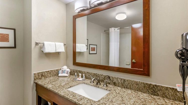 Comfort Inn & Suites Room
