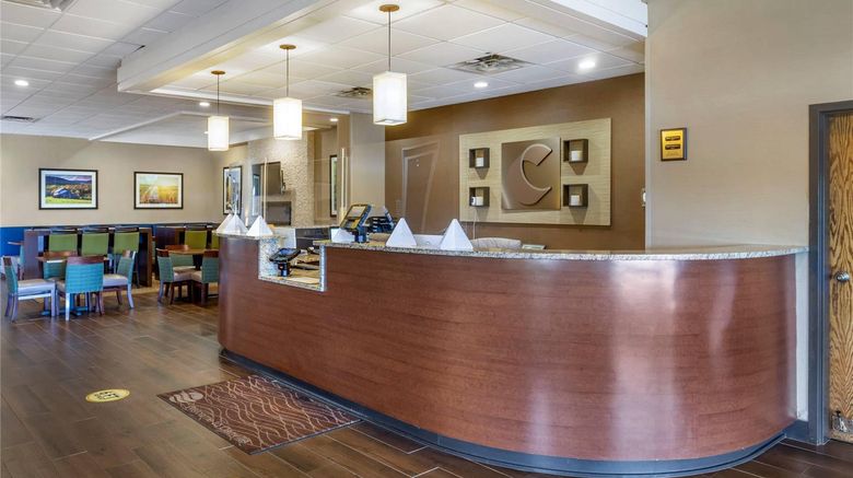 <b>Comfort Inn & Suites Lobby</b>. Images powered by <a href="https://iceportal.shijigroup.com/" title="IcePortal" target="_blank">IcePortal</a>.