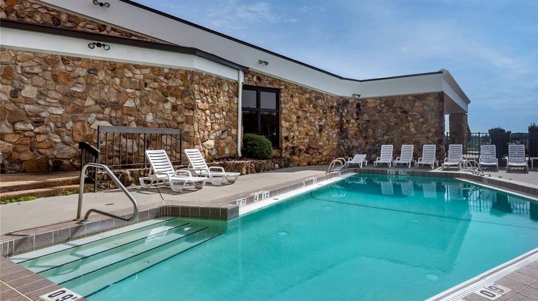 <b>Comfort Inn & Suites Pool</b>. Images powered by <a href="https://iceportal.shijigroup.com/" title="IcePortal" target="_blank">IcePortal</a>.