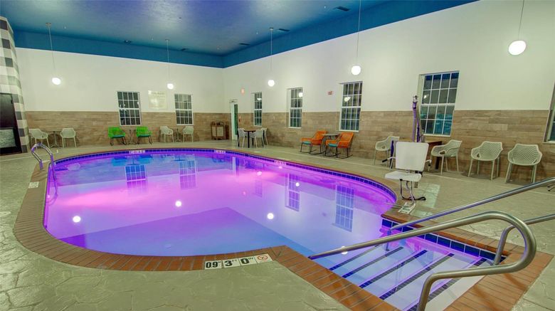 <b>Comfort Suites Airport Pool</b>. Images powered by <a href="https://iceportal.shijigroup.com/" title="IcePortal" target="_blank">IcePortal</a>.