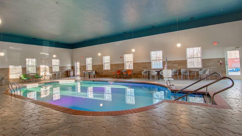 <b>Comfort Suites Airport Pool</b>. Images powered by <a href="https://iceportal.shijigroup.com/" title="IcePortal" target="_blank">IcePortal</a>.