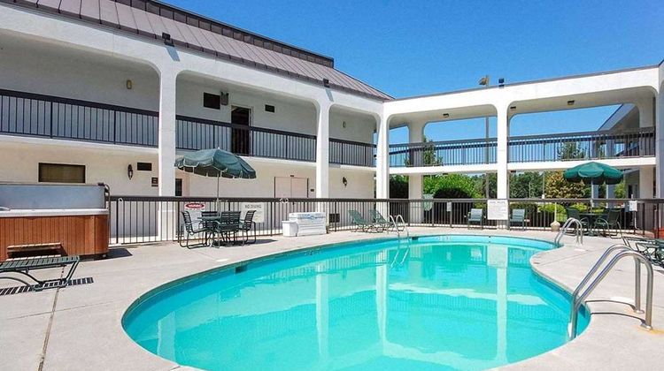 Quality Inn Pool