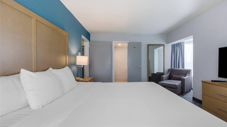 Comfort Inn & Suites Alexandria Suite