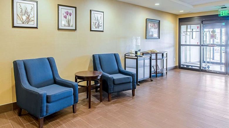<b>Comfort Suites Lobby</b>. Images powered by <a href="https://iceportal.shijigroup.com/" title="IcePortal" target="_blank">IcePortal</a>.