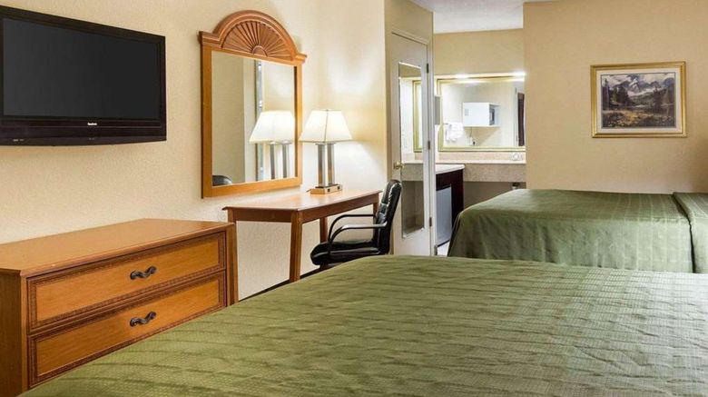 <b>Quality Inn Room</b>. Images powered by <a href="https://iceportal.shijigroup.com/" title="IcePortal" target="_blank">IcePortal</a>.