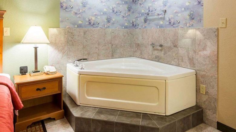 <b>Quality Inn Suite</b>. Images powered by <a href="https://iceportal.shijigroup.com/" title="IcePortal" target="_blank">IcePortal</a>.