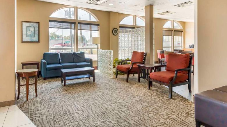 <b>Comfort Inn & Suites Lobby</b>. Images powered by <a href="https://iceportal.shijigroup.com/" title="IcePortal" target="_blank">IcePortal</a>.