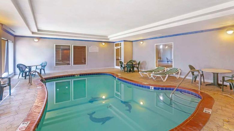 <b>Comfort Inn & Suites Pool</b>. Images powered by <a href="https://iceportal.shijigroup.com/" title="IcePortal" target="_blank">IcePortal</a>.