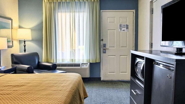 Quality Inn Thornburg Room