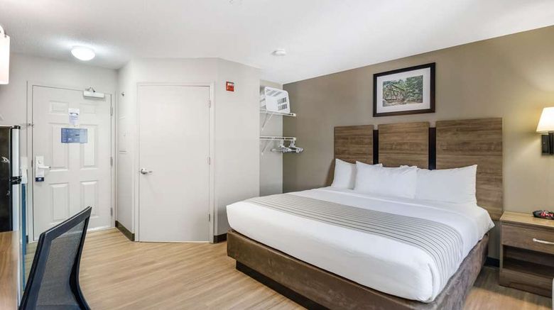 <b>Suburban Studios Washington Dulles Room</b>. Images powered by <a href="https://iceportal.shijigroup.com/" title="IcePortal" target="_blank">IcePortal</a>.