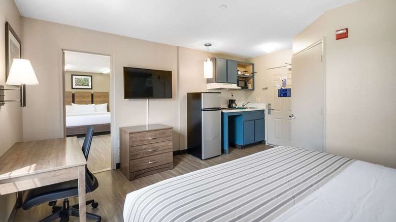 <b>Suburban Studios Washington Dulles Room</b>. Images powered by <a href="https://iceportal.shijigroup.com/" title="IcePortal" target="_blank">IcePortal</a>.