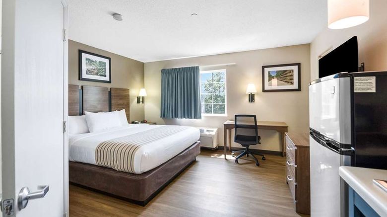 <b>Suburban Studios Washington Dulles Room</b>. Images powered by <a href="https://iceportal.shijigroup.com/" title="IcePortal" target="_blank">IcePortal</a>.