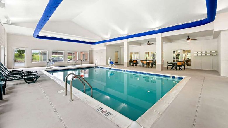 <b>Comfort Suites Pool</b>. Images powered by <a href="https://iceportal.shijigroup.com/" title="IcePortal" target="_blank">IcePortal</a>.