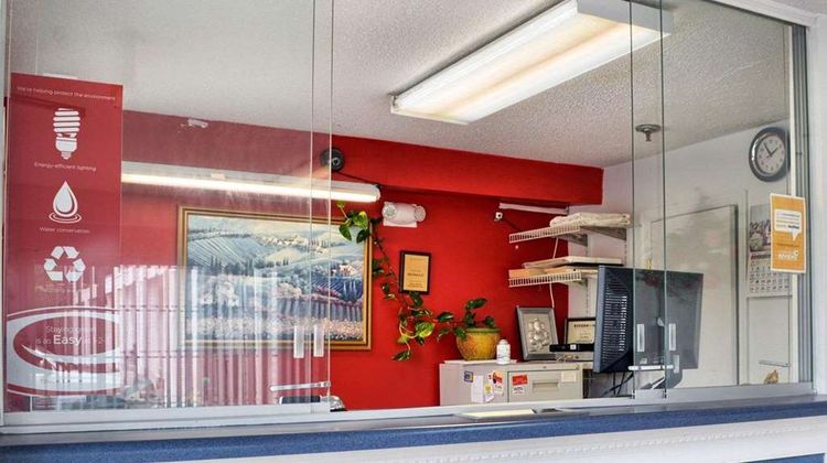 Econo Lodge Lobby