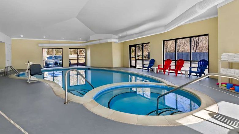 <b>Comfort Suites Salem Pool</b>. Images powered by <a href="https://iceportal.shijigroup.com/" title="IcePortal" target="_blank">IcePortal</a>.