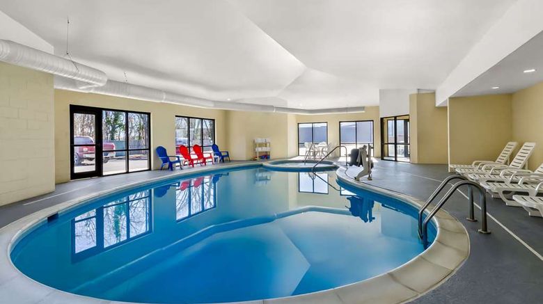 <b>Comfort Suites Salem Pool</b>. Images powered by <a href="https://iceportal.shijigroup.com/" title="IcePortal" target="_blank">IcePortal</a>.