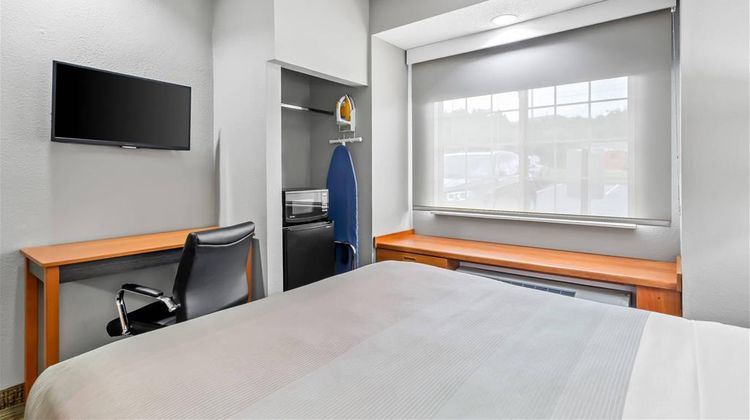 Quality Inn & Suites Bristol Room