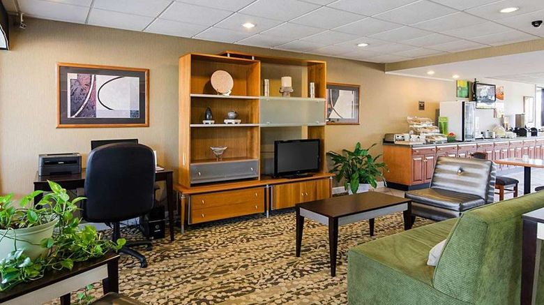 <b>Quality Inn Troutville Lobby</b>. Images powered by <a href="https://iceportal.shijigroup.com/" title="IcePortal" target="_blank">IcePortal</a>.