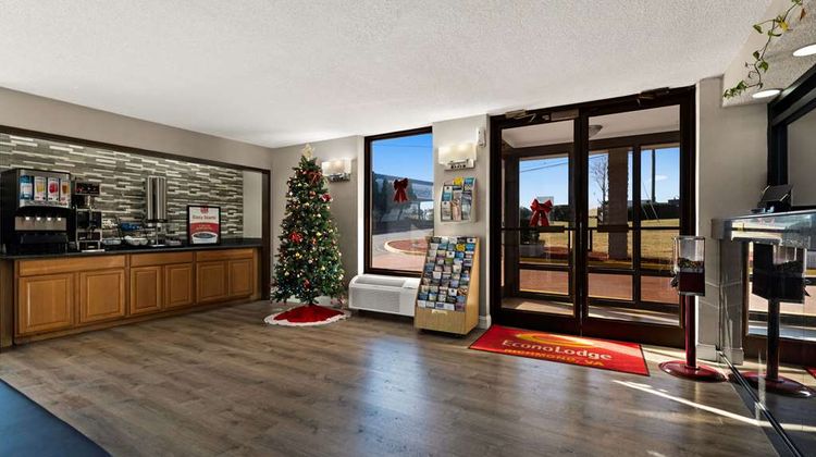 Rodeway Inn Richmond West End Lobby