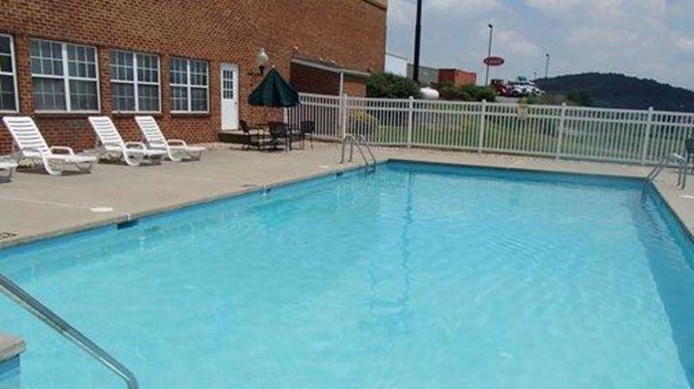 <b>Comfort Inn and Suites Pool</b>. Images powered by <a href="https://iceportal.shijigroup.com/" title="IcePortal" target="_blank">IcePortal</a>.