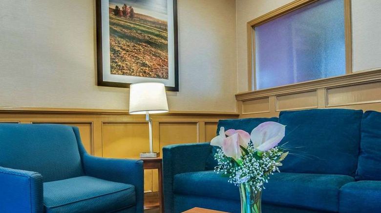 <b>Comfort Inn and Suites Lobby</b>. Images powered by <a href="https://iceportal.shijigroup.com/" title="IcePortal" target="_blank">IcePortal</a>.