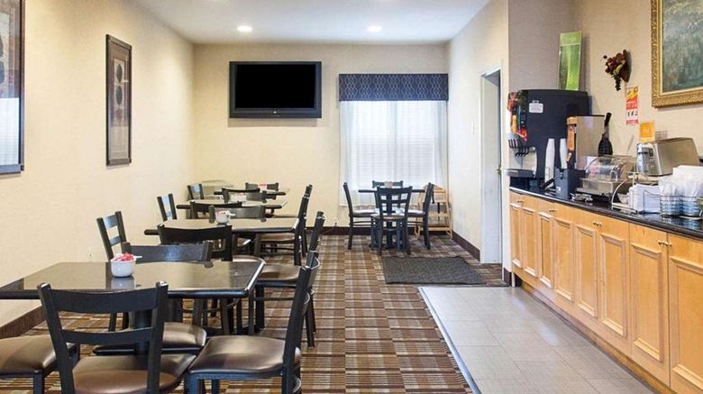 <b>Quality Inn & Suites Restaurant</b>. Images powered by <a href="https://iceportal.shijigroup.com/" title="IcePortal" target="_blank">IcePortal</a>.