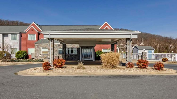 Clarion Pointe Staunton East Exterior