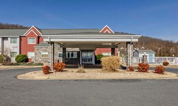 Clarion Pointe Staunton East