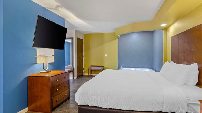 <b>Clarion Pointe Staunton East Suite</b>. Images powered by <a href="https://iceportal.shijigroup.com/" title="IcePortal" target="_blank">IcePortal</a>.