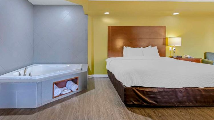 Clarion Pointe Staunton East Suite
