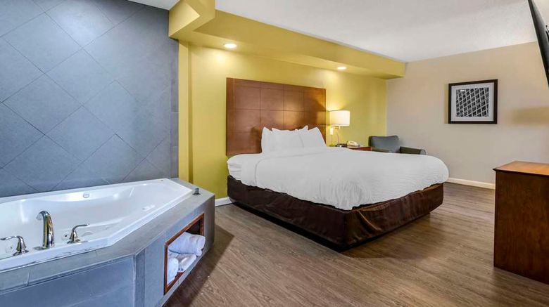 <b>Clarion Pointe Staunton East Suite</b>. Images powered by <a href="https://iceportal.shijigroup.com/" title="IcePortal" target="_blank">IcePortal</a>.