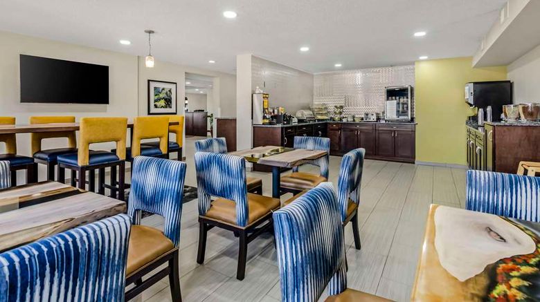 <b>Clarion Pointe Staunton East Restaurant</b>. Images powered by <a href="https://iceportal.shijigroup.com/" title="IcePortal" target="_blank">IcePortal</a>.