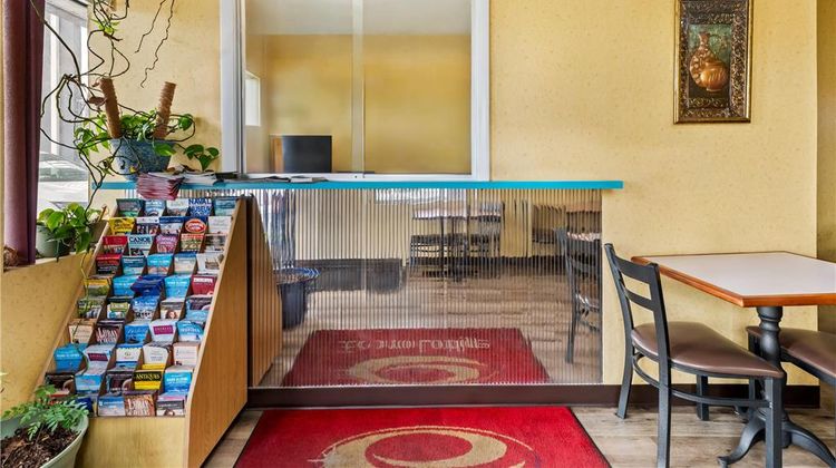 Econo Lodge Fredericksburg Lobby
