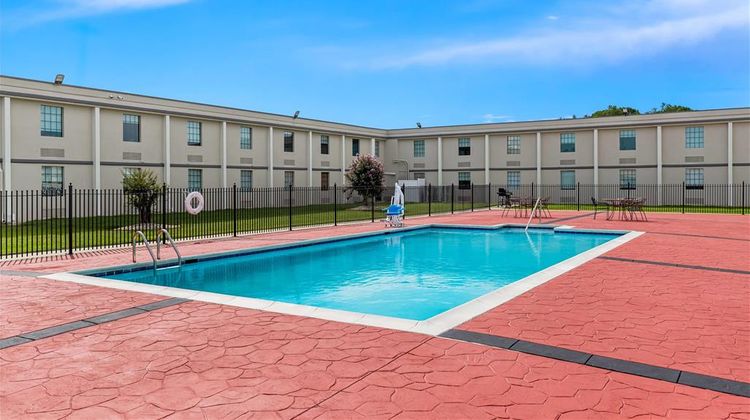 Suburban Studios Chester I-95 Pool