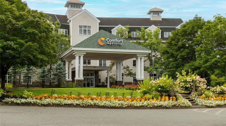 Comfort Inn & Suites Near Burke Mountain Exterior
