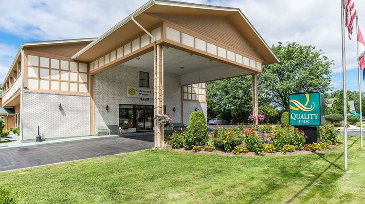 Quality Inn Exterior
