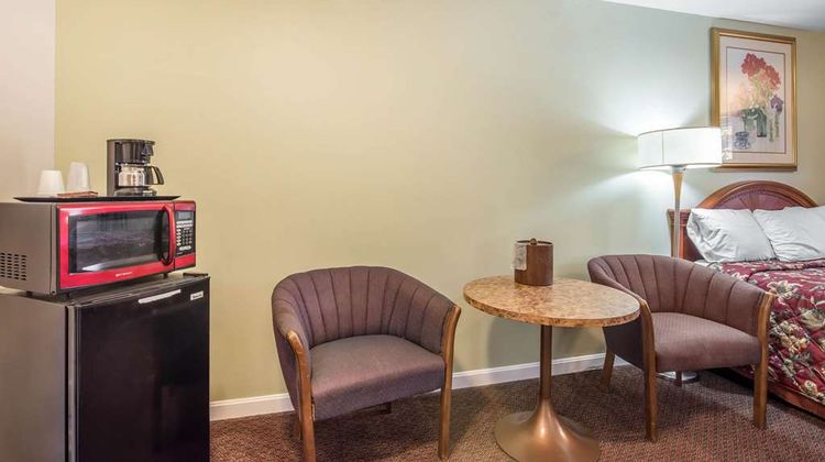 Rodeway Inn Bellows Falls Room