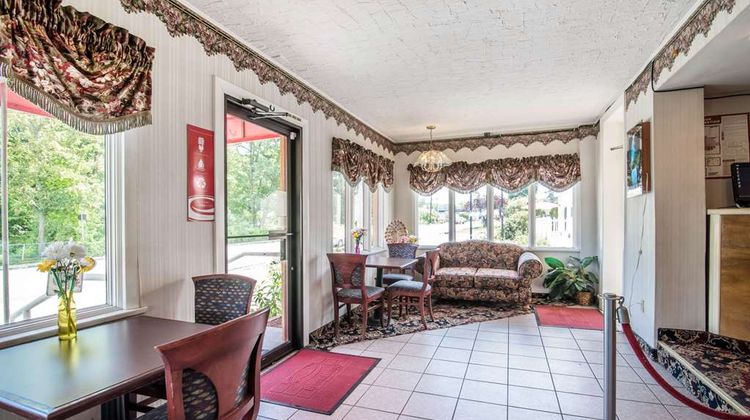 Econo Lodge Brattleboro South Lobby