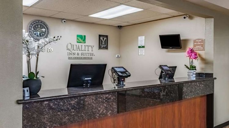 Quality Inn and Suites Vancouver North Lobby