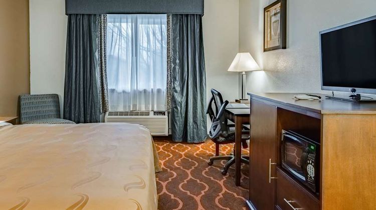 Quality Inn and Suites Vancouver North Room