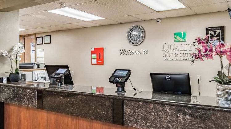 Quality Inn and Suites Vancouver North Lobby