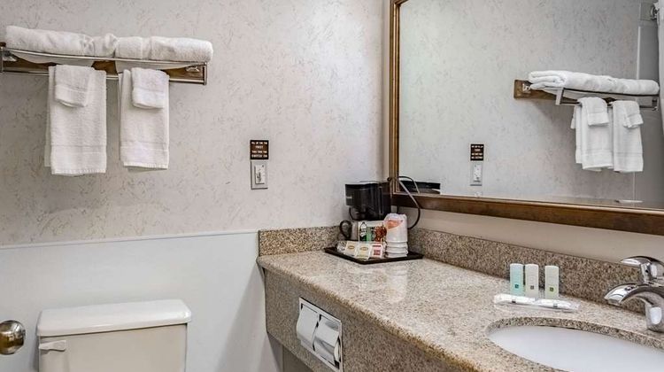 Quality Inn and Suites Vancouver North Room