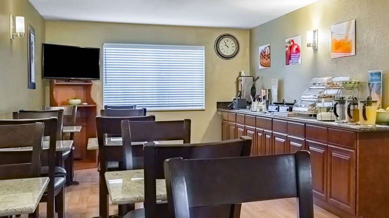 <b>Quality Inn and Suites Vancouver North Restaurant</b>. Images powered by <a href="https://iceportal.shijigroup.com/" title="IcePortal" target="_blank">IcePortal</a>.