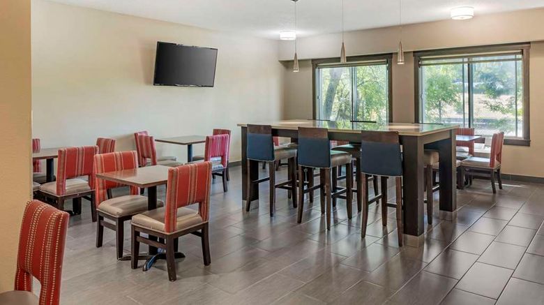 <b>Comfort Suites near Vancouver Mall Restaurant</b>. Images powered by <a href="https://iceportal.shijigroup.com/" title="IcePortal" target="_blank">IcePortal</a>.